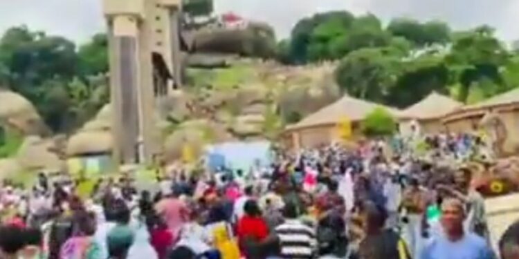 OGSG commends large turnout at newly renovated Oluomo Rock, ends free entry