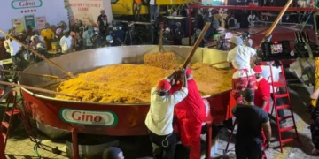 Nigerian Chef makes world’s largest pot of jollof rice